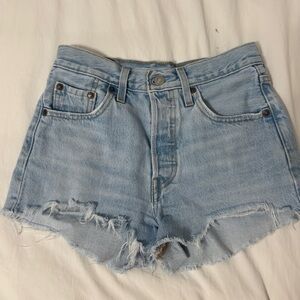 Levi’s light Blue Denim Frayed Hem Women Shorts Size 24